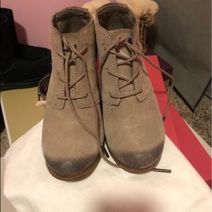 Toms Beige Sz 7 suede 3 inch heel